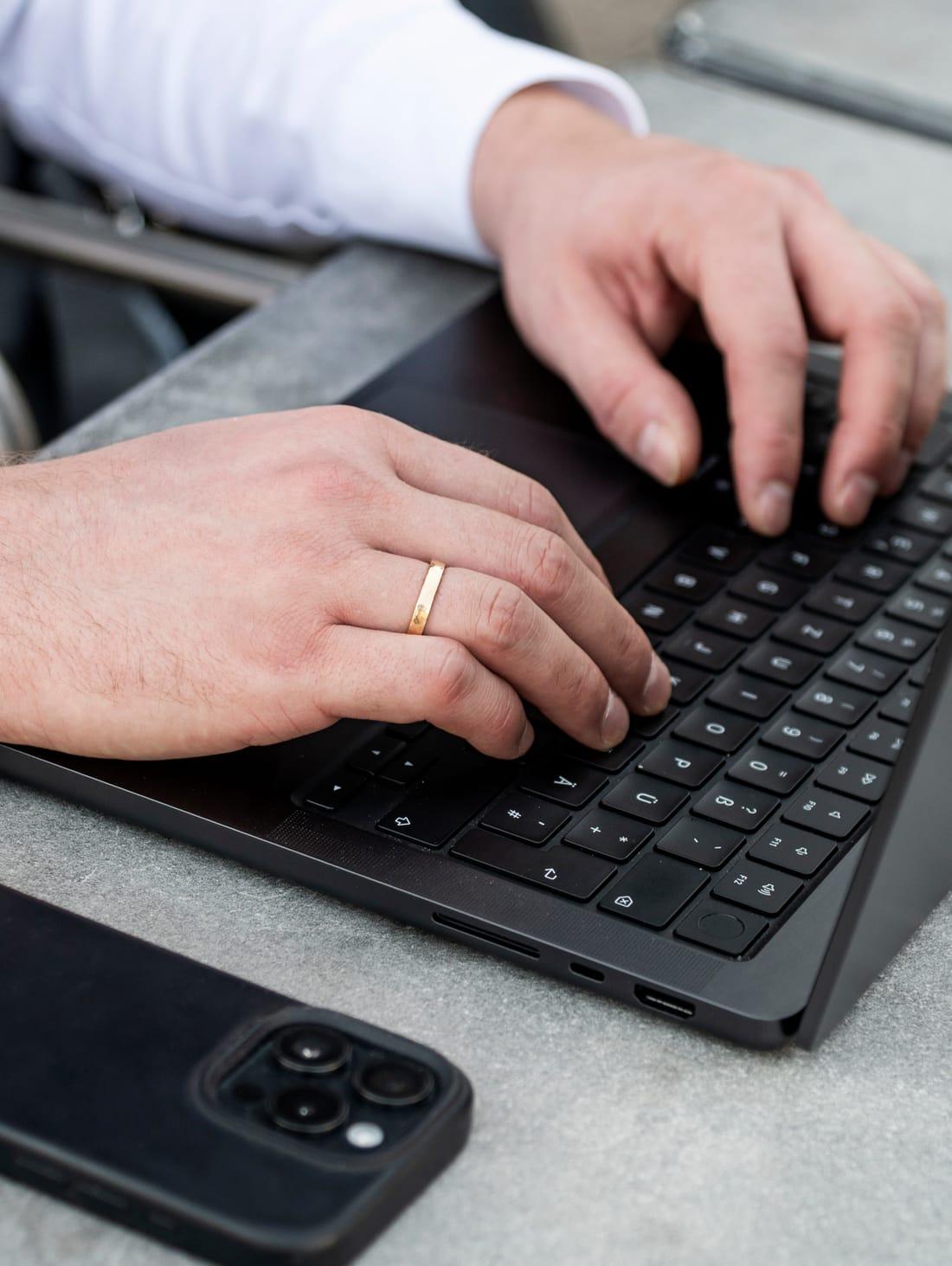 Digitale Vermarktung und Objektunterlagen – Arbeit am Laptop